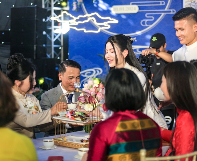 Bố mẹ Quang Hải cười tít mắt hãnh diện khi con dâu Chu Thanh Huyền nói một điều trước mặt họ hàng- Ảnh 10.