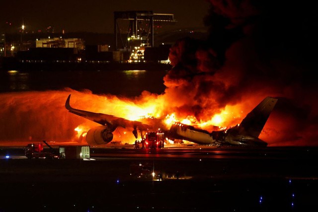 Nhân chứng hé lộ hiện trường bên trong máy bay Japan Airlines bốc cháy: "Tôi nghĩ mình sắp chết"- Ảnh 1.