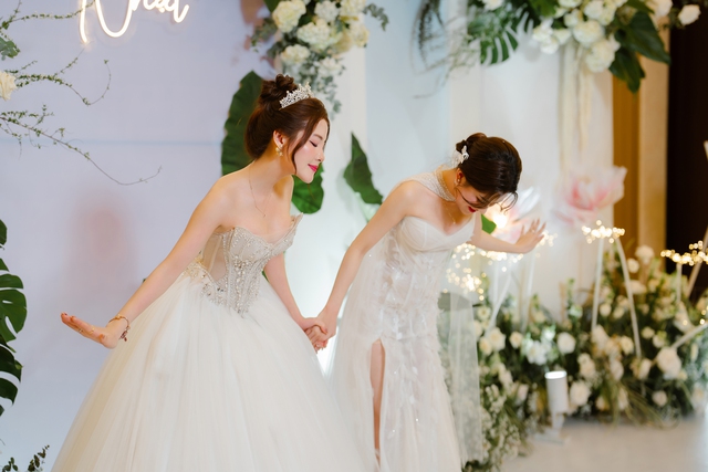 Đám cưới độc lạ của 2 cô dâu "chơi lớn" khiến khách mời nghe ý tưởng đã thấy "dị" - Ảnh 3.
