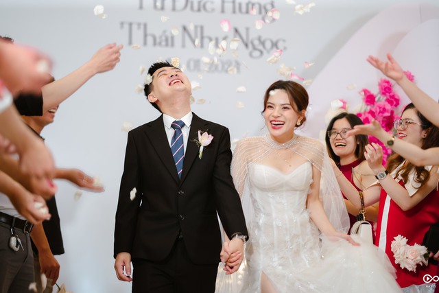 Đám cưới độc lạ của 2 cô dâu "chơi lớn" khiến khách mời nghe ý tưởng đã thấy "dị" - Ảnh 7.