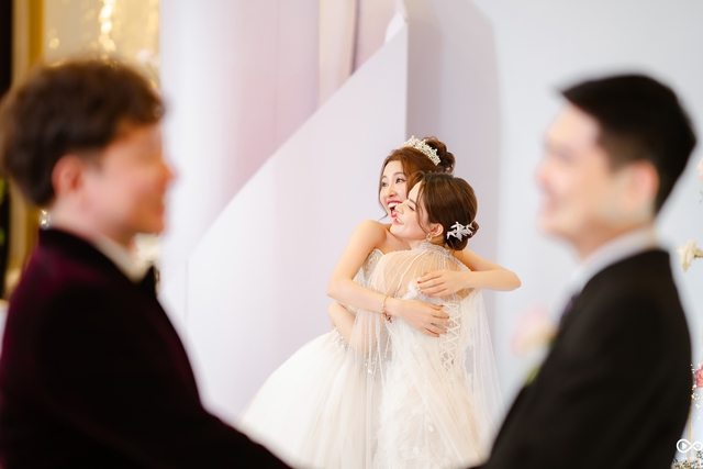Đám cưới độc lạ của 2 cô dâu "chơi lớn" khiến khách mời nghe ý tưởng đã thấy "dị" - Ảnh 1.