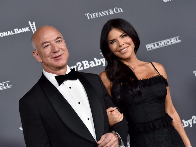 Tiệc sinh nhật hoành tráng của tỷ phú Jeff Bezos: Loạt tỷ phú và ngôi sao hội tụ, vị hôn thê bốc lửa chiếm "spotlight"- Ảnh 1.