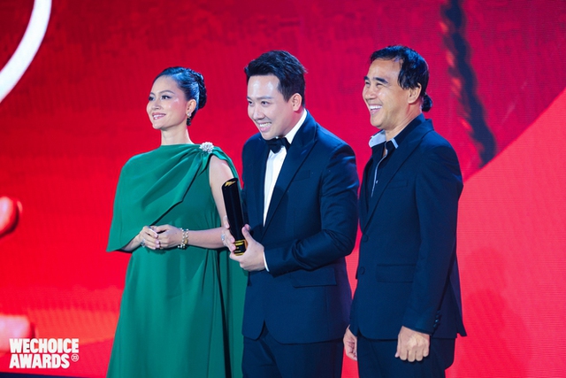 Clip Đen Vâu chủ động bắt tay và chúc mừng Trấn Thành đoạt giải tại WeChoice Awards 2023, cái ôm đầy trân trọng gây sốt!- Ảnh 2.