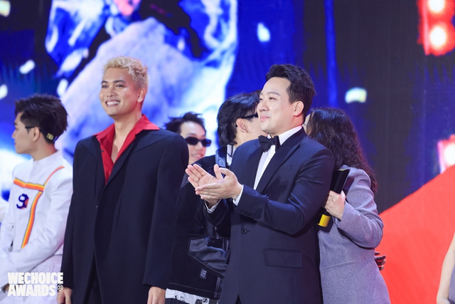 Clip Đen Vâu chủ động bắt tay và chúc mừng Trấn Thành đoạt giải tại WeChoice Awards 2023, cái ôm đầy trân trọng gây sốt!- Ảnh 3.