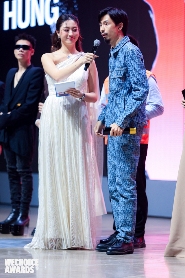 Clip Đen Vâu chủ động bắt tay và chúc mừng Trấn Thành đoạt giải tại WeChoice Awards 2023, cái ôm đầy trân trọng gây sốt!- Ảnh 1.