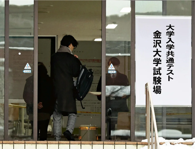 Chùm ảnh kỳ thi ĐH đặc biệt tại Nhật Bản: Thí sinh phải đợi 2 tuần mới được tham gia vì động đất- Ảnh 3.