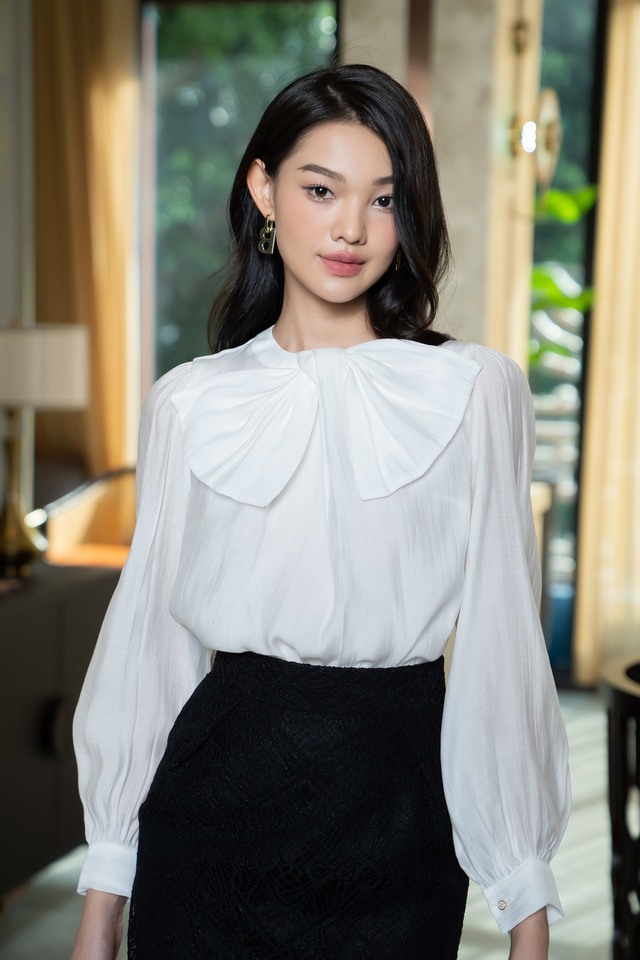 Mặc đẹp như nàng tổng tài Kim Yoo Jung với 10 mẫu áo blouse trắng siêu xinh diện Tết- Ảnh 8.