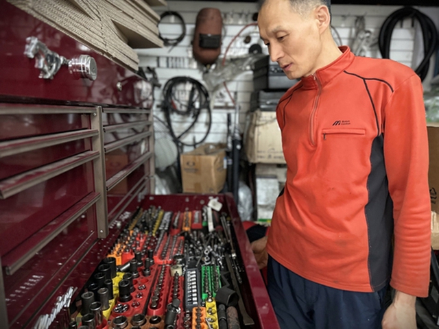 Gara sửa xe khó sống vì một thứ đang được yêu thích: Ông chủ kiêm luôn nhân viên, nhiều người đóng cửa về quê- Ảnh 2. Gara sửa xe khó sống vì một thứ đang được yêu thích: Ông chủ kiêm luôn nhân viên, nhiều người đóng cửa về quê- Ảnh 2.