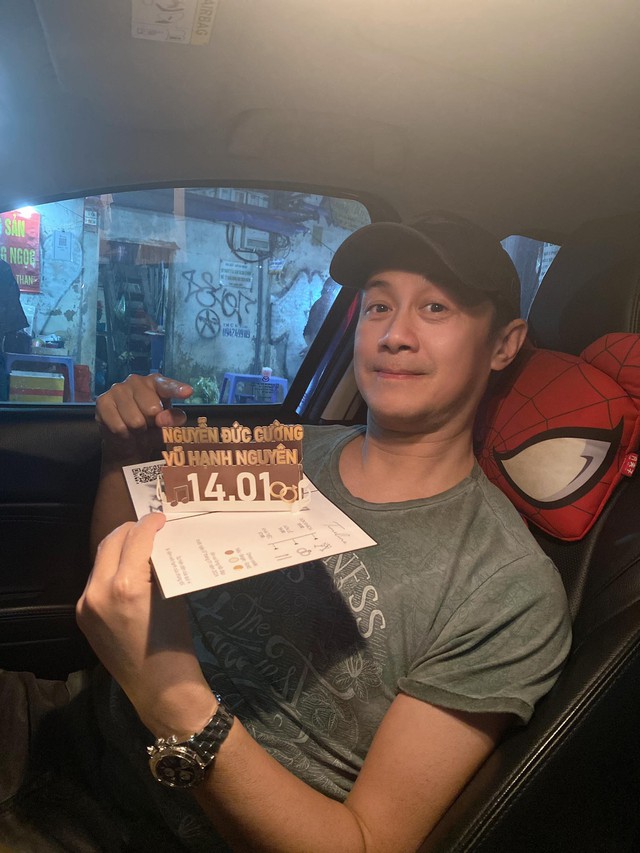MC Anh Tuấn, Tuấn Hưng khoe thiệp cưới của Vũ Hạnh Nguyên - Nguyễn Đức Cường, gửi lời "dằn mặt" chú rể- Ảnh 3. MC Anh Tuấn, Tuấn Hưng khoe thiệp cưới của Vũ Hạnh Nguyên - Nguyễn Đức Cường, gửi lời "dằn mặt" chú rể- Ảnh 3.