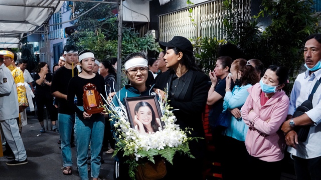 Lễ hoả táng diễn viên "Thanh Sói" Thanh Hoa: Người thân khóc nghẹn, Lý Hải và dàn sao tiễn biệt - Ảnh 1.
