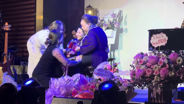 NSND Ngọc Giàu tuổi 79: Diễn không nổi vì khán giả nườm nượp lên tặng tiền, còn chắp tay cúi đầu- Ảnh 1. NSND Ngọc Giàu tuổi 79: Diễn không nổi vì khán giả nườm nượp lên tặng tiền, còn chắp tay cúi đầu- Ảnh 1.