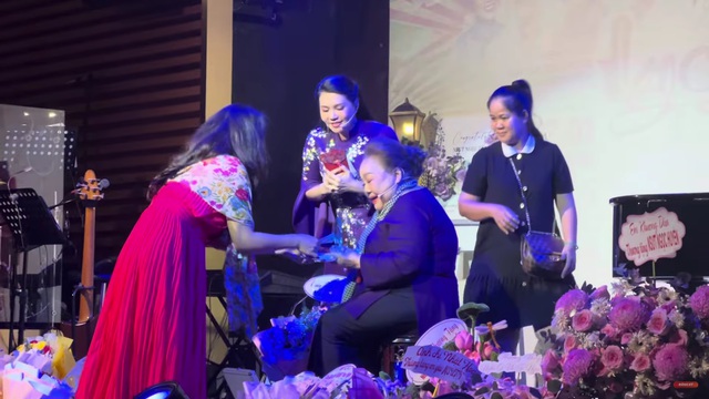 NSND Ngọc Giàu tuổi 79: Diễn không nổi vì khán giả nườm nượp lên tặng tiền, còn chắp tay cúi đầu- Ảnh 3. NSND Ngọc Giàu tuổi 79: Diễn không nổi vì khán giả nườm nượp lên tặng tiền, còn chắp tay cúi đầu- Ảnh 3.