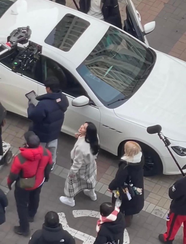 Lộ clip Jisoo (BLACKPINK) có dự án solo đầu tiên sau khi bị YG "xoá sổ", được khen cưng xỉu chỉ vì một hành động- Ảnh 2.