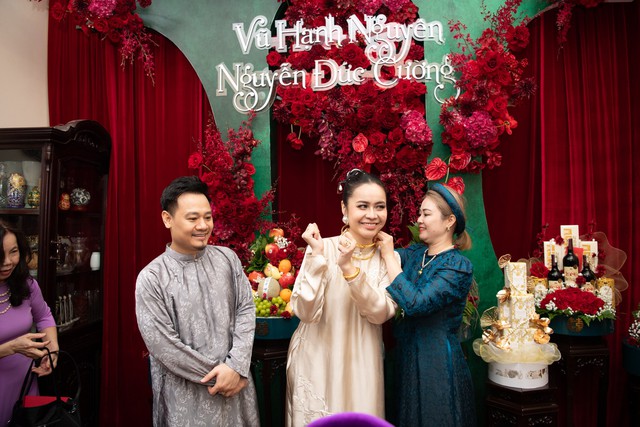 "Yêu nữ" Vũ Hạnh Nguyên bật khóc trong ngày ăn hỏi với Nguyễn Đức Cường- Ảnh 4.