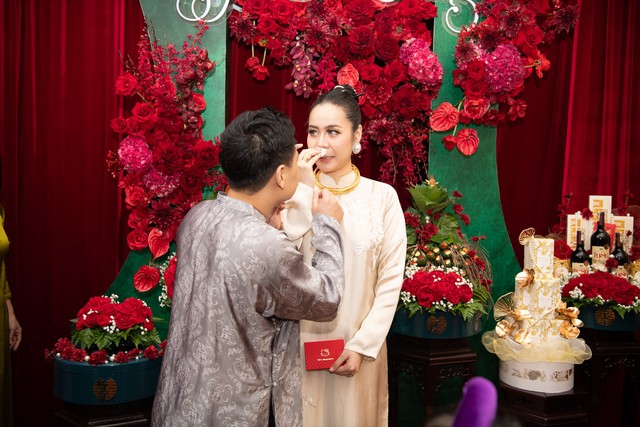 "Yêu nữ" Vũ Hạnh Nguyên bật khóc trong ngày ăn hỏi với Nguyễn Đức Cường- Ảnh 3.