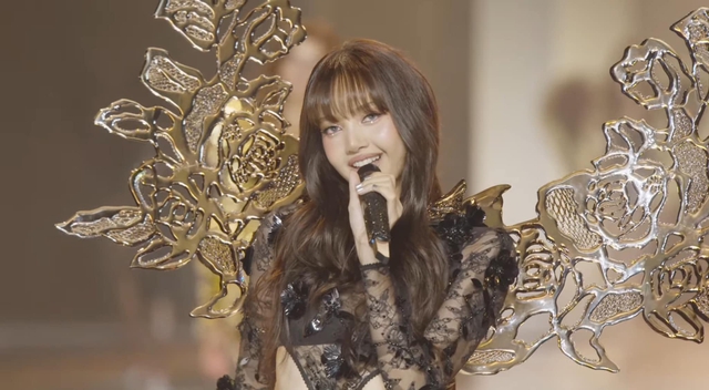 Trọn vẹn màn trình diễn của "thiên thần" Lisa tại Victoria's Secret, vừa sexy khoe vũ đạo bốc lửa vừa ngọt ngào mà sang!- Ảnh 8.