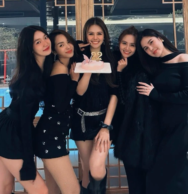 1 sao nữ Vbiz đã nghỉ chơi hội bạn mỹ nhân đình đám? - Ảnh 3. 1 sao nữ Vbiz đã nghỉ chơi hội bạn mỹ nhân đình đám? - Ảnh 3.
