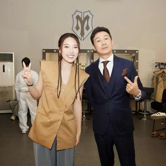 Đi coi concert Chông Gai nhưng bị lạc sang Anh Trai Say Hi, MC Khánh Vy để lộ thái độ được bàn tán không ngớt- Ảnh 3. Đi coi concert Chông Gai nhưng bị lạc sang Anh Trai Say Hi, MC Khánh Vy để lộ thái độ được bàn tán không ngớt- Ảnh 3.