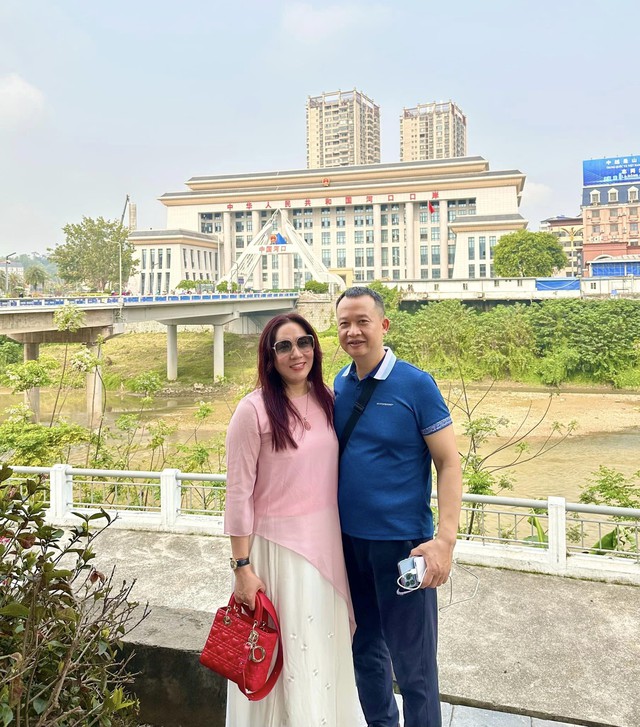 Lộ diện bà trùm - vợ Quân Già trong "Độc đạo", không phải Diễm như lời đồn- Ảnh 8. Lộ diện bà trùm - vợ Quân Già trong "Độc đạo", không phải Diễm như lời đồn- Ảnh 8.
