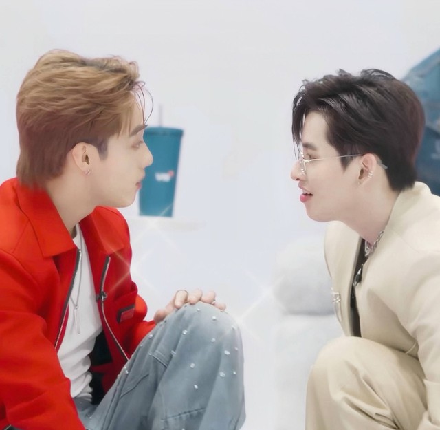 "Bắt gọn" 2 sao nam Vbiz hôn tình tứ, bị khui loạt hint rõ mồn một- Ảnh 2. "Bắt gọn" 2 sao nam Vbiz hôn tình tứ, bị khui loạt hint rõ mồn một- Ảnh 2.