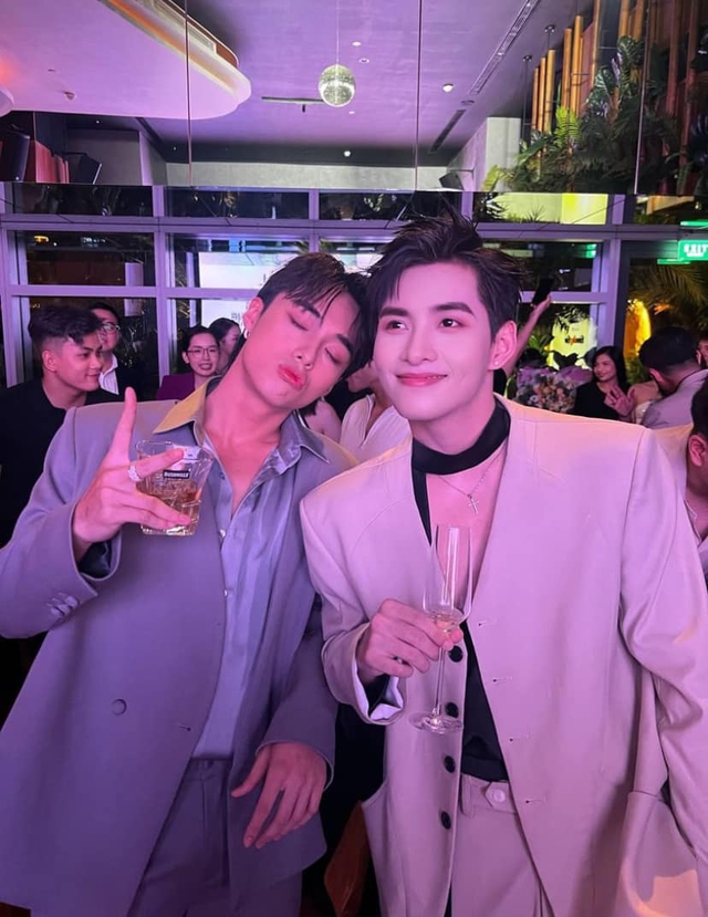 "Bắt gọn" 2 sao nam Vbiz hôn tình tứ, bị khui loạt hint rõ mồn một- Ảnh 7. "Bắt gọn" 2 sao nam Vbiz hôn tình tứ, bị khui loạt hint rõ mồn một- Ảnh 7.