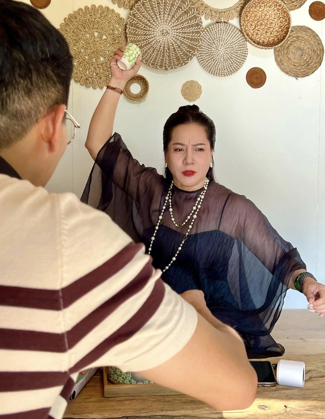 Lộ diện bà trùm - vợ Quân Già trong "Độc đạo", không phải Diễm như lời đồn- Ảnh 4. Lộ diện bà trùm - vợ Quân Già trong "Độc đạo", không phải Diễm như lời đồn- Ảnh 4.