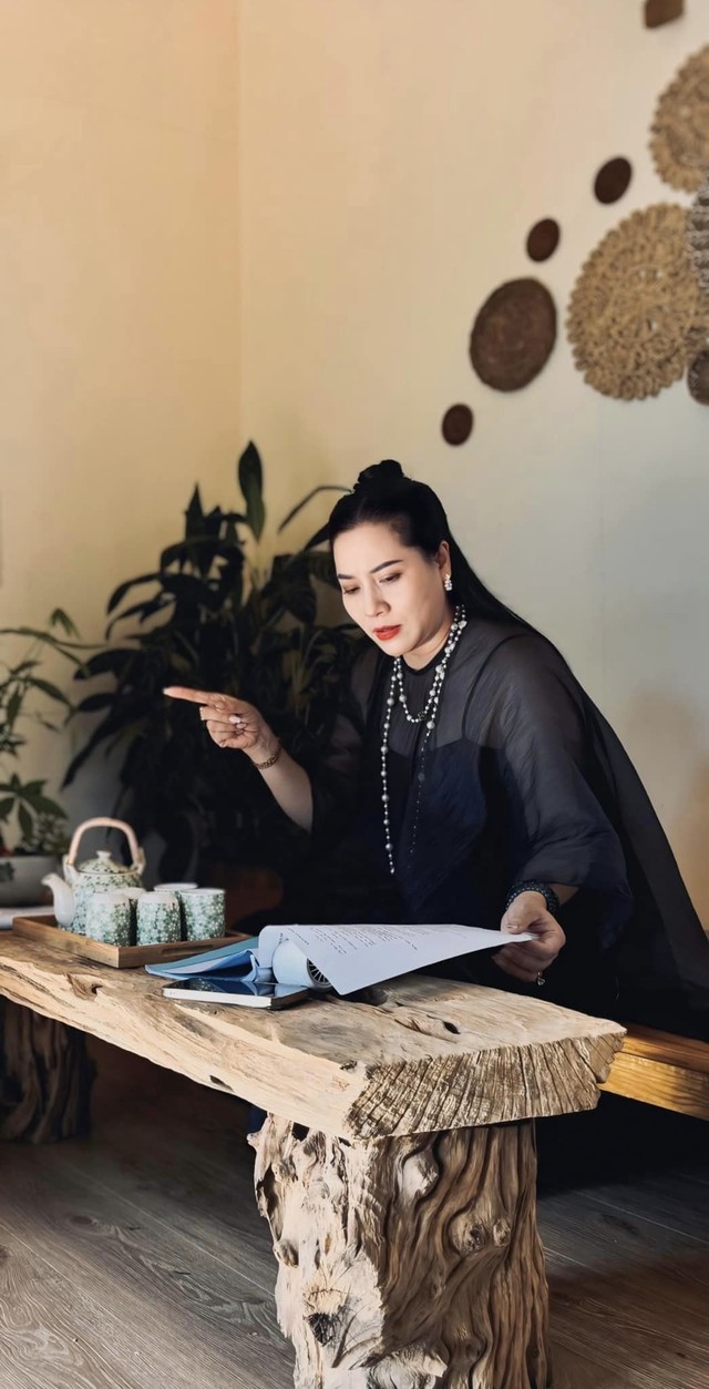 Lộ diện bà trùm - vợ Quân Già trong "Độc đạo", không phải Diễm như lời đồn- Ảnh 2. Lộ diện bà trùm - vợ Quân Già trong "Độc đạo", không phải Diễm như lời đồn- Ảnh 2.
