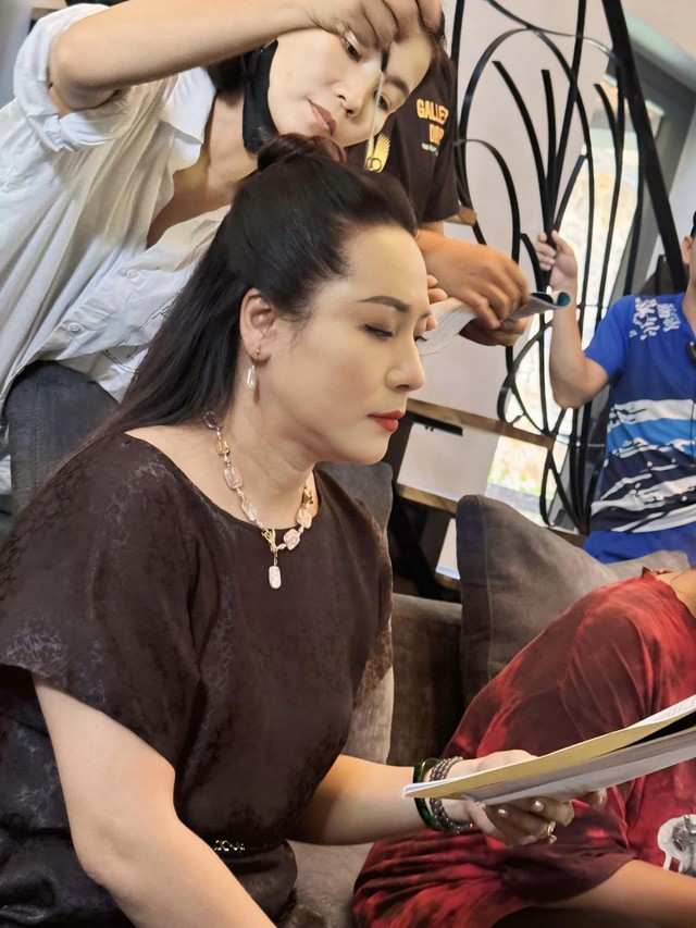 Lộ diện bà trùm - vợ Quân Già trong "Độc đạo", không phải Diễm như lời đồn- Ảnh 3. Lộ diện bà trùm - vợ Quân Già trong "Độc đạo", không phải Diễm như lời đồn- Ảnh 3.