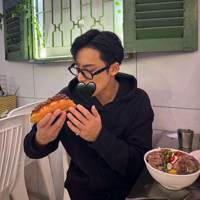 Nam thần hot nhất Kpop đi ăn món Việt Nam nhưng dân mạng lại tranh nhau "kể công", chuyện gì vậy?- Ảnh 1. Nam thần hot nhất Kpop đi ăn món Việt Nam nhưng dân mạng lại tranh nhau "kể công", chuyện gì vậy?- Ảnh 1.
