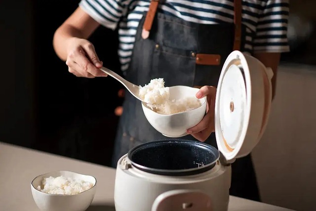 Nồi cơm điện gặp tình trạng này mà bạn vẫn dùng thì quá độc hại, nên thay ngay!- Ảnh 1. Nồi cơm điện gặp tình trạng này mà bạn vẫn dùng thì quá độc hại, nên thay ngay!- Ảnh 1.
