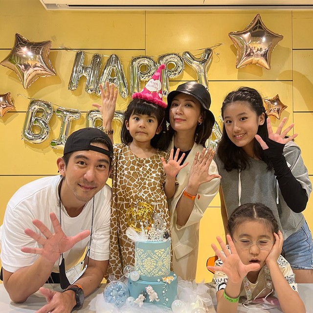 Con gái riêng của "Triệu Mẫn" Giả Tịnh Văn: Ngoại hình ở tuổi 19 gây xôn xao, chưa vào showbiz đã bị đồn hẹn hò- Ảnh 4. Con gái riêng của "Triệu Mẫn" Giả Tịnh Văn: Ngoại hình ở tuổi 19 gây xôn xao, chưa vào showbiz đã bị đồn hẹn hò- Ảnh 4.