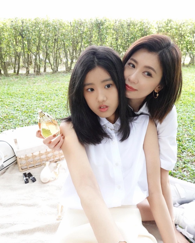 Con gái riêng của "Triệu Mẫn" Giả Tịnh Văn: Ngoại hình ở tuổi 19 gây xôn xao, chưa vào showbiz đã bị đồn hẹn hò- Ảnh 1. Con gái riêng của "Triệu Mẫn" Giả Tịnh Văn: Ngoại hình ở tuổi 19 gây xôn xao, chưa vào showbiz đã bị đồn hẹn hò- Ảnh 1.