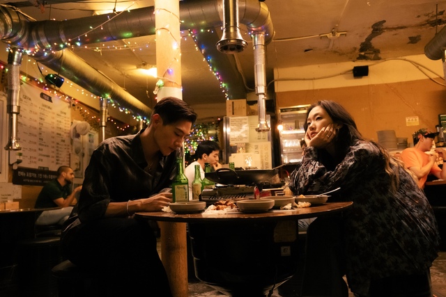 Siêu phẩm 18+ quá hay đứng top 1 phòng vé Việt, nữ chính là nàng thơ đẹp lạ đóng phim nào cũng hot- Ảnh 2. Siêu phẩm 18+ quá hay đứng top 1 phòng vé Việt, nữ chính là nàng thơ đẹp lạ đóng phim nào cũng hot- Ảnh 2.