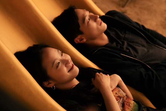 Siêu phẩm 18+ quá hay đứng top 1 phòng vé Việt, nữ chính là nàng thơ đẹp lạ đóng phim nào cũng hot- Ảnh 3. Siêu phẩm 18+ quá hay đứng top 1 phòng vé Việt, nữ chính là nàng thơ đẹp lạ đóng phim nào cũng hot- Ảnh 3.