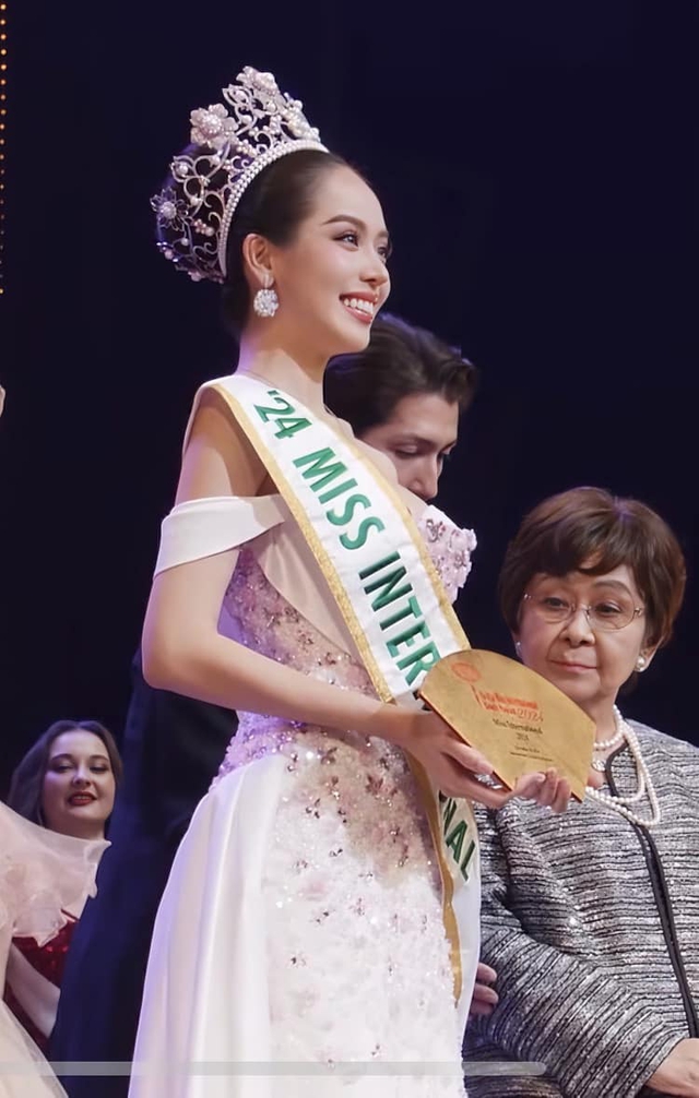 Video: Hoa hậu Thanh Thủy ứng xử đỉnh cỡ nào mà ẵm vương miện Miss International đầu tiên cho Việt Nam?- Ảnh 3.