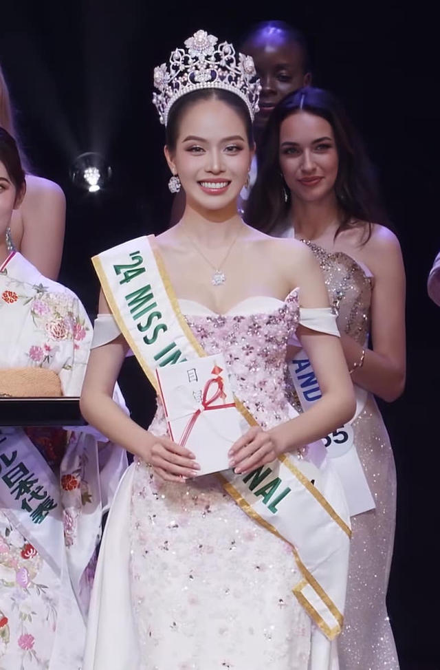 Video: Hoa hậu Thanh Thủy ứng xử đỉnh cỡ nào mà ẵm vương miện Miss International đầu tiên cho Việt Nam?- Ảnh 2.