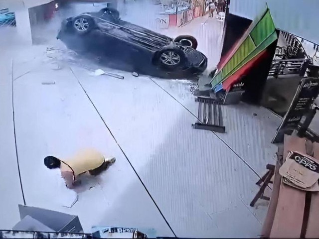 Khó tin: Ô tô "từ trên trời rơi xuống" giữa trung tâm thương mại, 5 người bị thương tại chỗ- Ảnh 1.