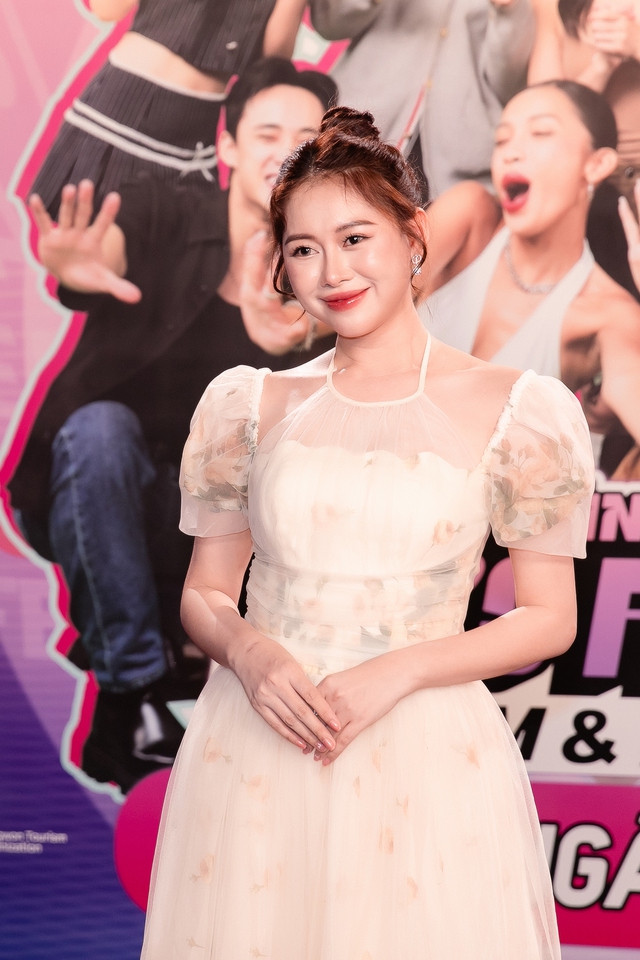 Diệp Lâm Anh sexy đối lập với nàng hậu có “khuôn mặt tỉ lệ vàng", cùng hội vũ trụ mỹ nhân đọ sắc- Ảnh 5.