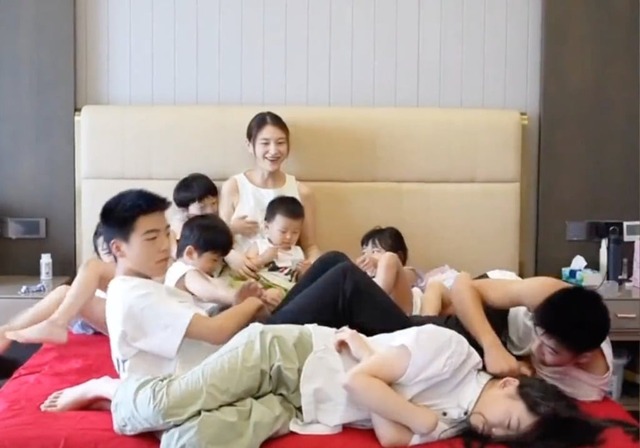 Không muốn "phí phạm nguồn gene của chồng", bà mẹ xứ Trung đẻ 9 con trong 14 năm- Ảnh 2.
