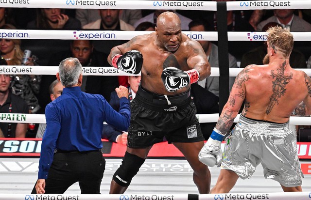 Mike Tyson chia sẻ gây sốc sau trận Jake Paul: Tôi suýt chết, mất nửa lượng máu, sụt mất 11kg- Ảnh 1.
