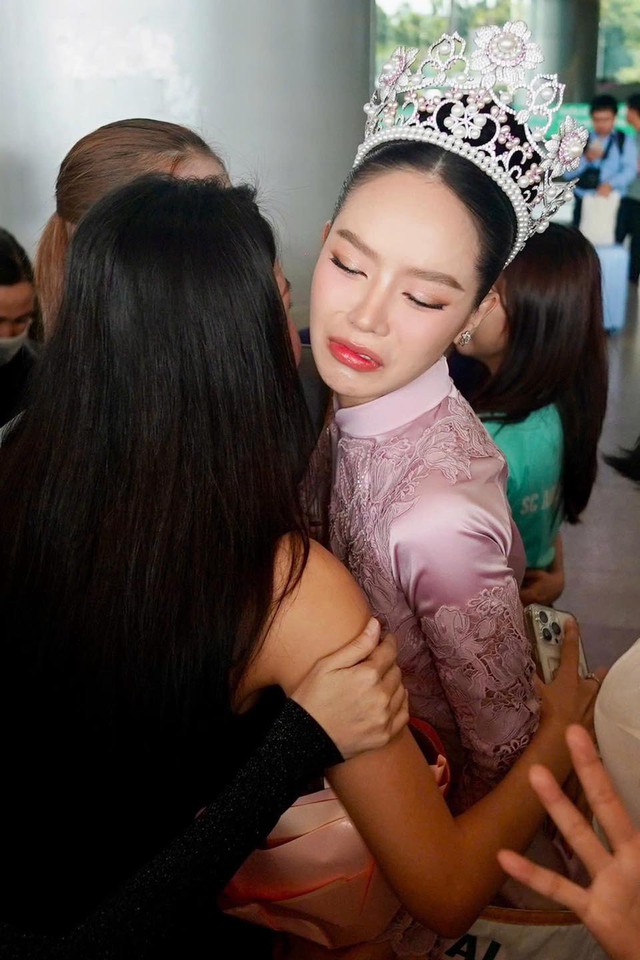 Hoa hậu Thanh Thủy vừa đáp xuống sân bay đã dính cả rổ meme, thay đổi thái độ trong tích tắc vì 1 câu hỏi- Ảnh 2. Hoa hậu Thanh Thủy vừa đáp xuống sân bay đã dính cả rổ meme, thay đổi thái độ trong tích tắc vì 1 câu hỏi- Ảnh 2.
