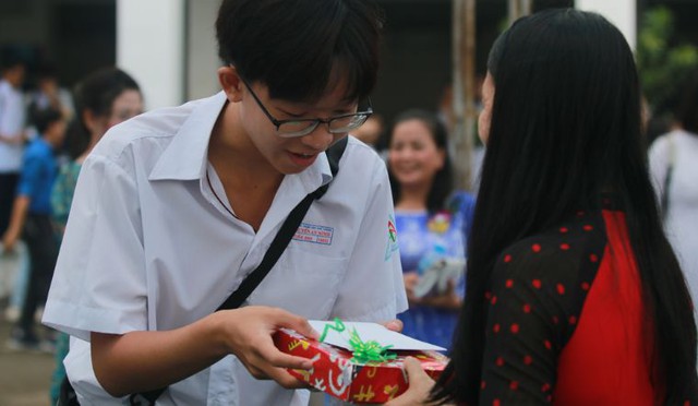 Phụ huynh thấy buồn: Nhiều ngành nghề vui vẻ nhận hoa, nhận quà vào ngày kỷ niệm, mà sao nghề giáo lại khổ thế!- Ảnh 1.