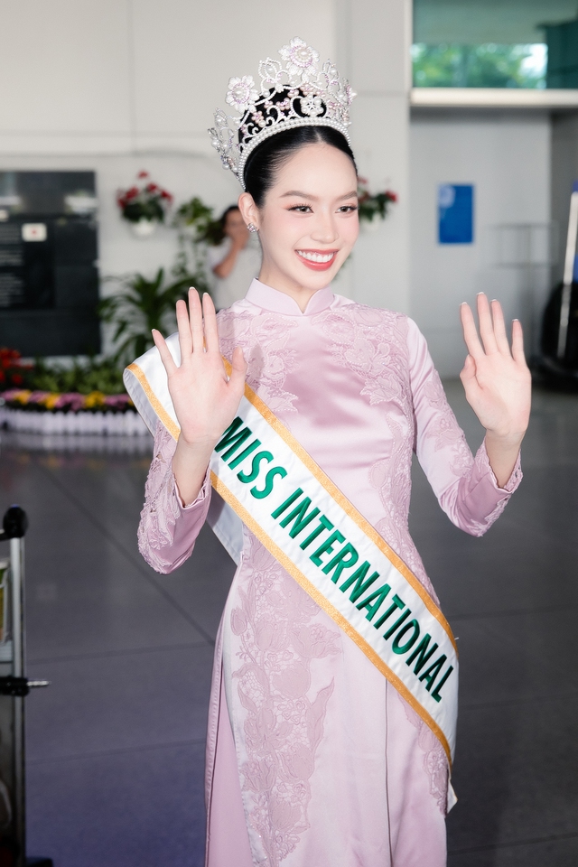 Hoa hậu Thanh Thủy vừa đáp xuống sân bay đã dính cả rổ meme, thay đổi thái độ trong tích tắc vì 1 câu hỏi- Ảnh 9. Hoa hậu Thanh Thủy vừa đáp xuống sân bay đã dính cả rổ meme, thay đổi thái độ trong tích tắc vì 1 câu hỏi- Ảnh 9.