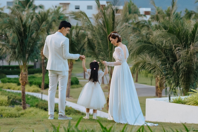 Thông tin hiếm của bà xã sao nam Vbiz: Chỉ xuất hiện duy nhất trong đám cưới 20 người, cuộc sống hôn nhân bí ẩn- Ảnh 3. Thông tin hiếm của bà xã sao nam Vbiz: Chỉ xuất hiện duy nhất trong đám cưới 20 người, cuộc sống hôn nhân bí ẩn- Ảnh 3.
