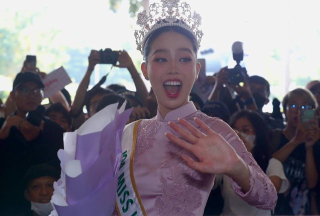 Hoa hậu Thanh Thủy vừa đáp xuống sân bay đã dính cả rổ meme, thay đổi thái độ trong tích tắc vì 1 câu hỏi- Ảnh 1. Hoa hậu Thanh Thủy vừa đáp xuống sân bay đã dính cả rổ meme, thay đổi thái độ trong tích tắc vì 1 câu hỏi- Ảnh 1.