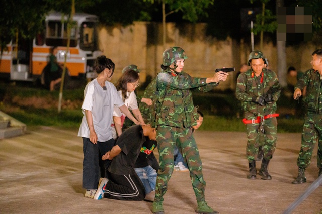 Thùy Tiên xém xỉu, Jun Vũ hãnh diện nhận danh hiệu Quán quân "Sao nhập ngũ"- Ảnh 8. Thùy Tiên xém xỉu, Jun Vũ hãnh diện nhận danh hiệu Quán quân "Sao nhập ngũ"- Ảnh 8.