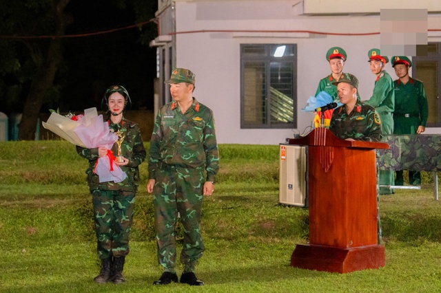 Thùy Tiên xém xỉu, Jun Vũ hãnh diện nhận danh hiệu Quán quân "Sao nhập ngũ"- Ảnh 11. Thùy Tiên xém xỉu, Jun Vũ hãnh diện nhận danh hiệu Quán quân "Sao nhập ngũ"- Ảnh 11.