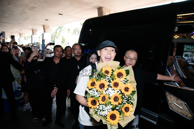 Sao Kpop đổ bộ GENFEST: Hwasa xuề xòa vẫn "chặt chém" nhờ body gợi cảm, Loco tươi rói trong ngày trở lại Việt Nam- Ảnh 6.