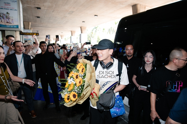Sao Kpop đổ bộ GENFEST: Hwasa xuề xòa vẫn "chặt chém" nhờ body gợi cảm, Loco tươi rói trong ngày trở lại Việt Nam- Ảnh 7.