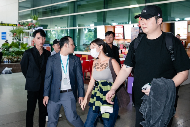 Sao Kpop đổ bộ GENFEST: Hwasa xuề xòa vẫn "chặt chém" nhờ body gợi cảm, Loco tươi rói trong ngày trở lại Việt Nam- Ảnh 1.